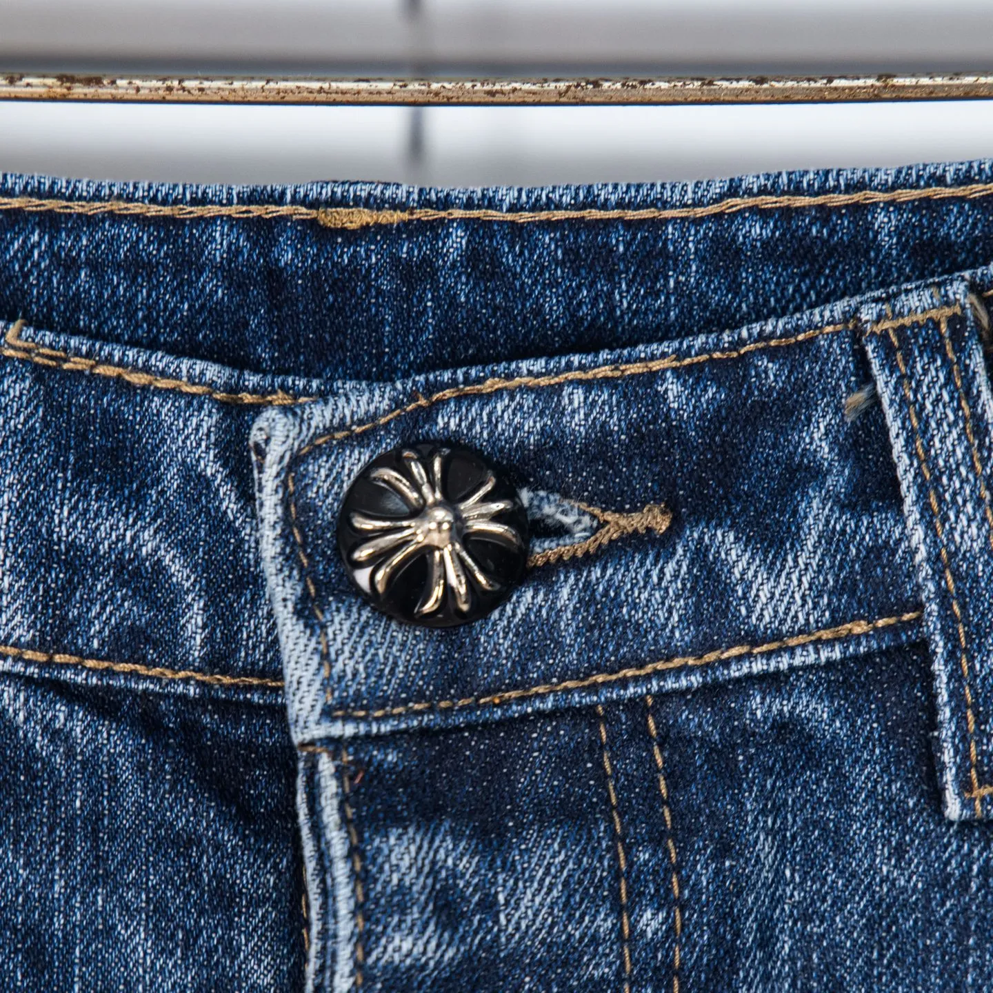 P240 Chrome Hearts 2025 New Bamboo Pink Cross Patch Leather Couple Washed Jeans This season’s hot item is sought after by countless celebrities and fashionistas. The neat details of the cutting process add color to the playful fashion! The neat and meticulous design, and the well-fitting structure is unique. The upper body not only has outstanding recognition, but also looks younger and younger. A style with the ultimate wearing meaning and performance, gorgeous color matching, and the craftsmanship of this style is also extremely extraordinary. After the finished product is washed, it is disassembled and hand-made with sheepskin cross leather and then spliced ​​together to complete. The whole piece has too many craftsmanship to describe. It is decorated with patchwork cross flowers and high-waisted washed jeans! ! Absolutely high-end luxury product, a god-level single product, a super popular product, made by top heavy industry, a magic weapon that cannot be missed. Style number: 1869# Size: 28 30 32 34 36 Color: blue